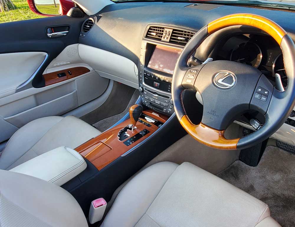 Lexusならではの安定感のある走りと高級感のある室内空間！<br />
素敵なオープンカーで沖縄ドライブを楽しもう！
