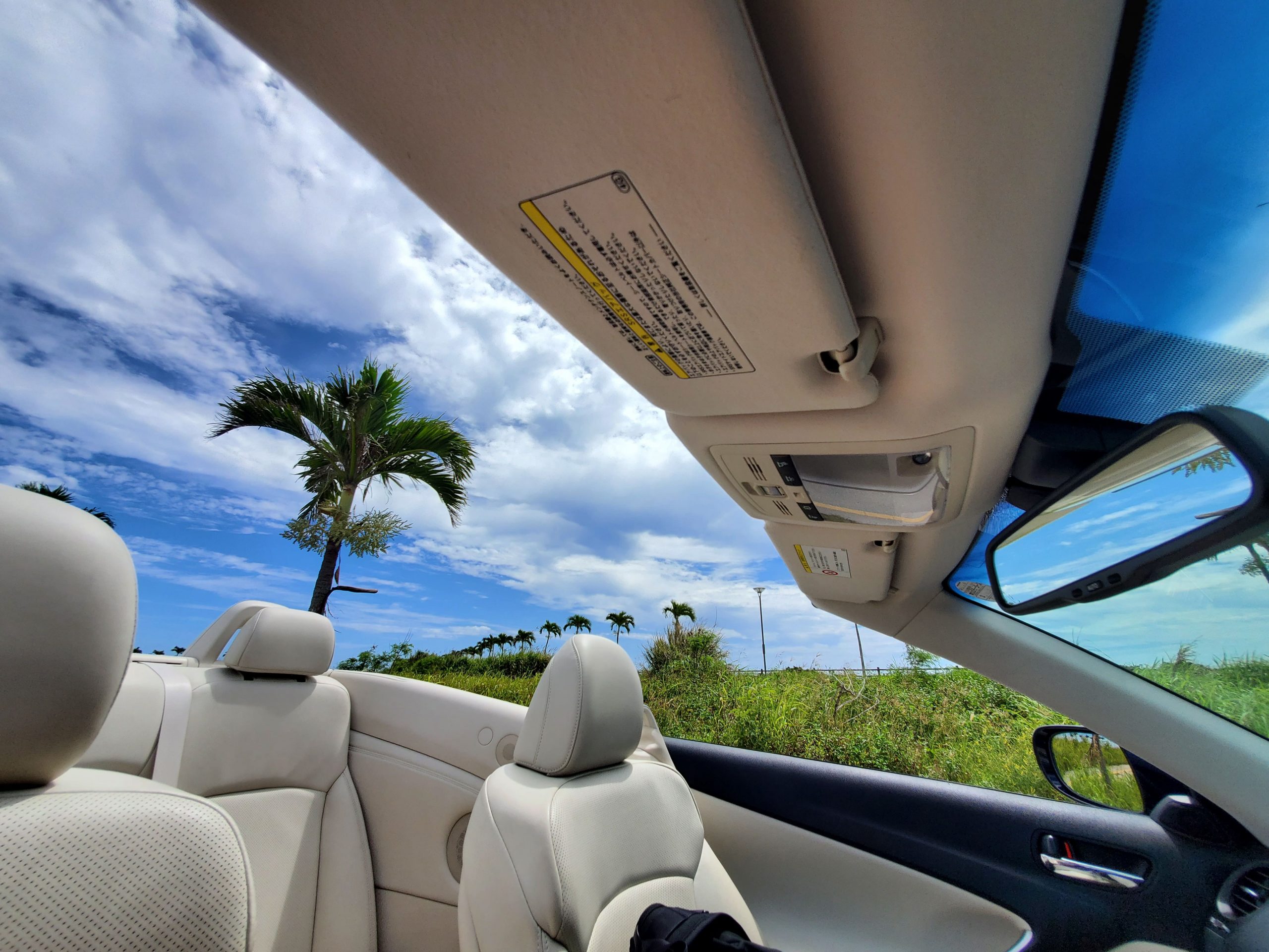 Lexusならではの安定感のある走りと高級感のある室内空間！<br />
素敵なオープンカーで沖縄ドライブを楽しもう！
